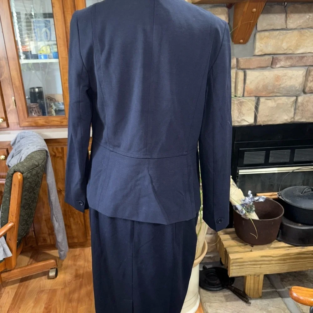 TALBOTS SIZE 8 LIKE NEW BLAZER AND SKIRT SET LOTS OF STRETCH NAVY BLUE